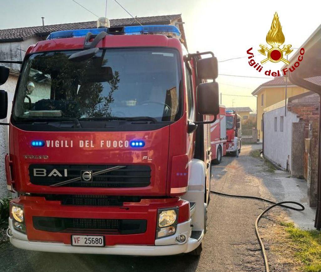 Immagine per In fiamme un camino in piazza Medaglie d'oro, incendio nella notte